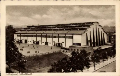 Ak Stuttgart, Stadthalle Außenansicht, Vorplatz mit Passanten