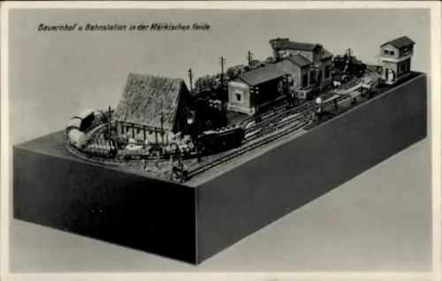 Ak Modelleisenbahn, Bauernhof und Bahnstation in der Märkischen Heide