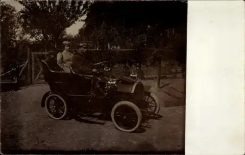 Foto Ak Familie im offenen Automobil