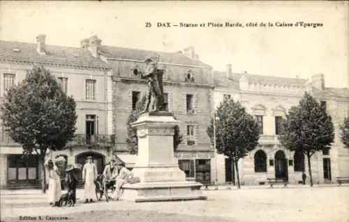 Ak Dax Landes, Statue, Platz Barda, Caisse d'Epargne, Stadtansicht, Personen