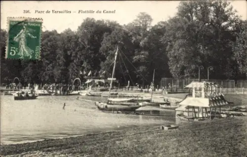 Ak Versailles Yvelines, Flottille am Kanal, Boote, Parklandschaft, Bäume, Binnenschiffe