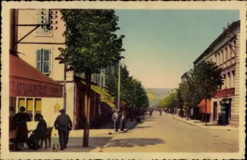 Ak Carmaux Tarn, Straße mit Bäumen, Geschäfte, Menschen, klarer Himmel, ROUANET