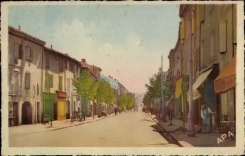 Ak Carmaux Tarn, Farbige Straße mit Bäumen, diverse Gebäude und Geschäfte, klare Himmel.