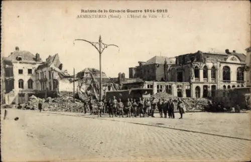 Ak Armentières Nord, Ruinen der Stadt, zerstörte Gebäude, Soldaten in Uniform, Straßenlaterne
