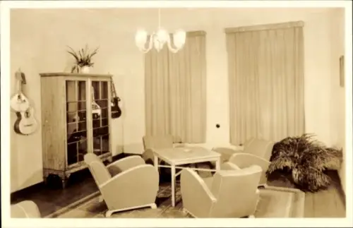 Ak Oberhof im Thüringer Wald, Gemütlicher Clubraum, Möbel im Retro-Stil, Gardinen, Pflanzen