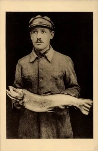 Ak Mann mit großem Fisch, Angler, Porträt
