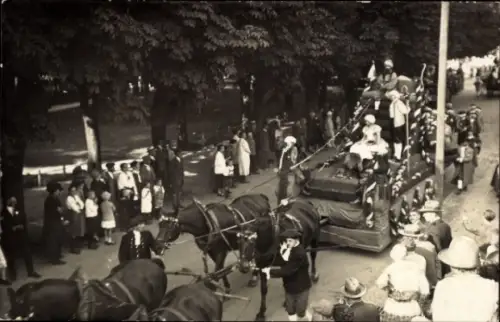 Foto Ak Bischofswerda, 700-Jahr-Feier, Festzug, geschmückter Festwagen, Zuschauer