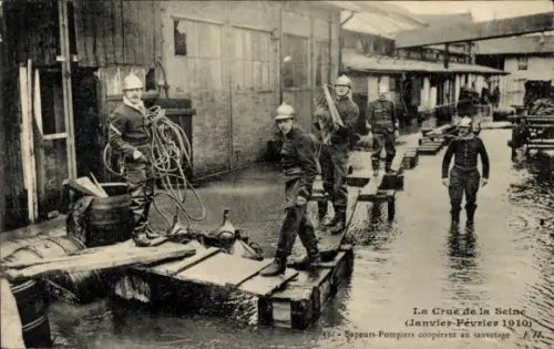 CPA Crue de la Seine 1910, Sapeurs-Pompiers au sauvetage