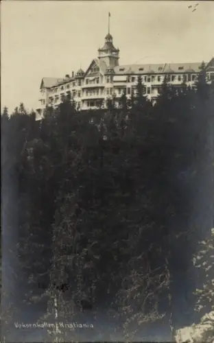 Ak Kristiania Christiania Oslo Norwegen, Voksenkollen Hotel, Wald, Berglandschaft, Schwarz-Weiß-F