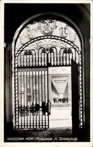 Ak Warszawa Warschau Polen, Eingangstor mit kunstvollem Gitter, Schriftzug WARSZAWA MDM, Menschen