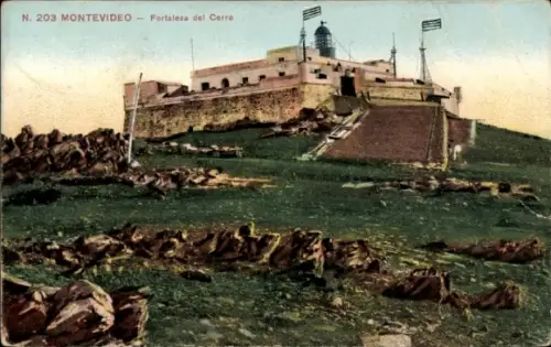 Ak Montevideo Uruguay, Fortaleza del Cerro,  Festung, grüne Wiese, Flaggen