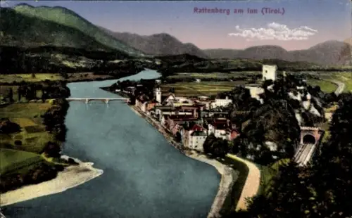Ak Rattenberg am Inn Tirol, Rattenberg am Inn, Tirol, Fluss, Berge, Stadtansicht