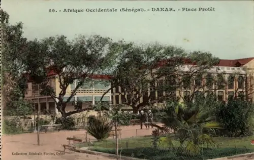 Ak Dakar Senegal,  Place Protêt, Bäume, Gebäude,  von Fortier
