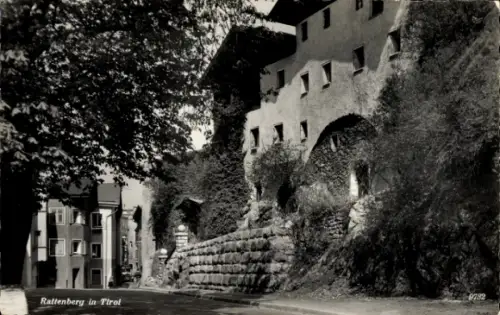 Ak Rattenberg in Tirol, Rattenberg in Tirol, Schwarz-Weiß-Foto, Straßenansicht, Häuser, Natur