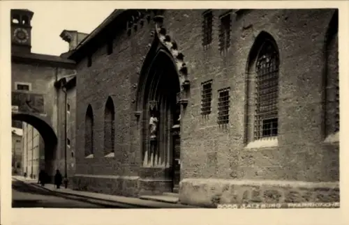 Ak Salzburg in Österreich,  gotische Architektur, Statue, Fenster, Straße