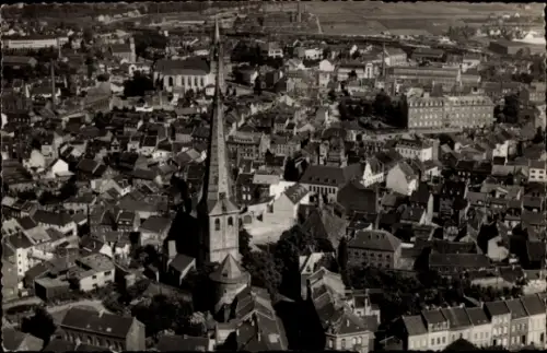 Ak Euskirchen Nordrhein Westfalen, Luftaufnahme einer Stadt, Kirchturm, Wohnhäuser, ländliche Umg