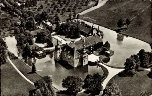 Ak Lembeck Dorsten in Westfalen, Schloss Lembeck, Luftaufnahme