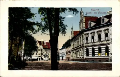 Ak Moers am Niederrhein,  Partie am Postamt, Bäume, Straßenansicht,  Gebäude