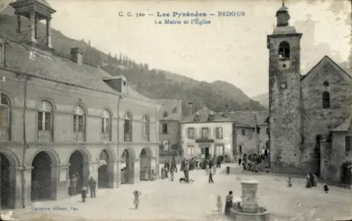 Ak Bedous Pyrénées Atlantiques, Fassade des Rathauses, Kirche, Menschenmenge, Pyrenäen