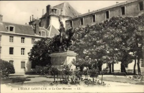Ak Saint Cyr l'Ecole Yvelines, Ecole de Saint-Cyr, La Cour Marceau