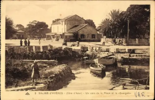 Ak Hyères Var, Vorderansicht einer Straße, Gebäude, Boote, Bäume, ein Mensch am Wasser