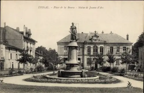 Ak Épinal Lothringen Vosges, Statue von Jeanne d'Arc, Place de la Bourse, Gebäude im Hintergrund