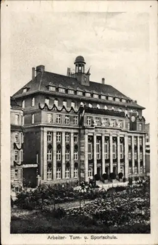 Ak Leipzig, Arbeiter- Turn- und Sportschule, hohe Gebäude, Sporteinrichtungen, Garten