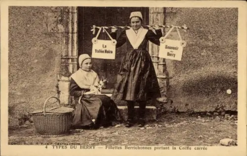 CPA Types du Berry, Fillettes Berrichonnes portant la Coiffe carrée