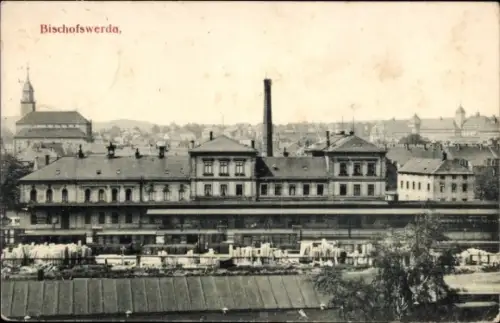 Ak Bischofswerda in Sachsen, Bahnhof Gleisseite, Stadtpanorama, Kirche
