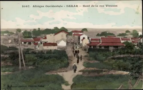 Ak Dakar Senegal,  Straße mit Häusern, Menschen, Bäume, 