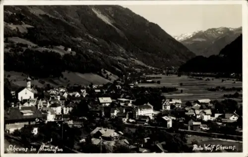 Ak Schruns in Vorarlberg, Schruns im Montafon, Berglandschaft, Häuser, Kirche, Foto von Wolf Schr