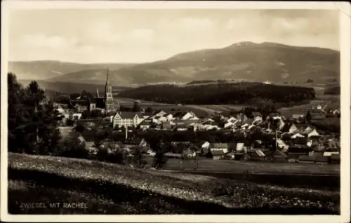 Ak Zwiesel im Bayerischen Wald, Landschaft mit Bergen, Kirche, Häusern, Wald, Wiese