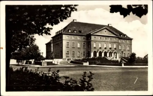 Ak Leuna an der Saale, Klubhaus der Werktätigen, VEB Leuna-Werke, Walter Ulbricht,  Architektur