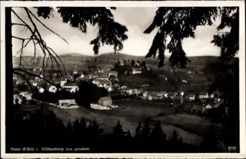 Ak Daun in der Eifel, Blick auf Daun, Eifel, Mühlenberg, Landschaft, Häuser