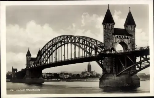 Ak Bonn am Rhein, Bonner Rheinbrücke, Brückenmännchen, schöne Skulpturen