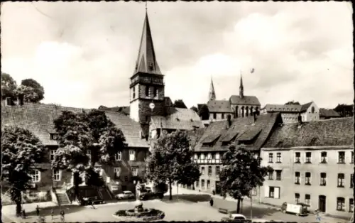 Ak Warburg in Westfalen, Marktplatz mit Brunnen, Kirche, Häusern, Bäume, Autos