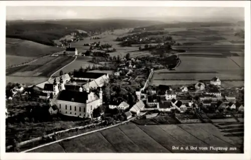 Ak Rot an der Rot in Württemberg, Luftaufnahme von Rot, Kirche und Landschaft, schwarz-weiße Foto