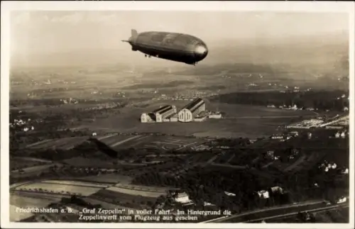Ak Friedrichshafen am Bodensee, Graf Zeppelin in voller Fahrt, Zeppelinwerft, Fliegeraufnahme