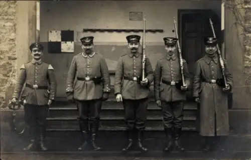 Foto Ak Fünf deutsche Soldaten in Uniform, Gewehre, Uniformmantel