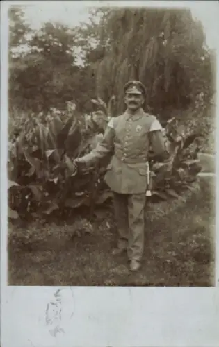 Foto Ak Gießen, Deutscher Soldat in Uniform, Standportrait in einem Garten