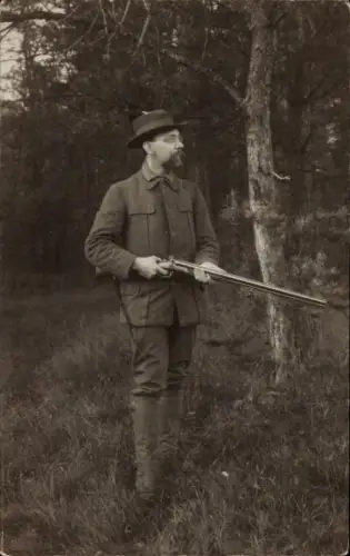 Foto Ak Jäger mit Gewehr im Wald