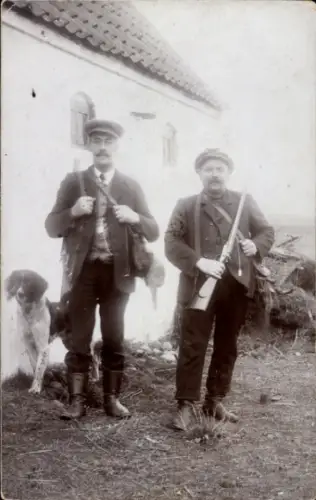 Foto Ak Jäger mit Gewehren und Hund am Haus