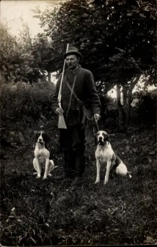 Ak Jäger mit Gewehr und zwei Jagdhunden