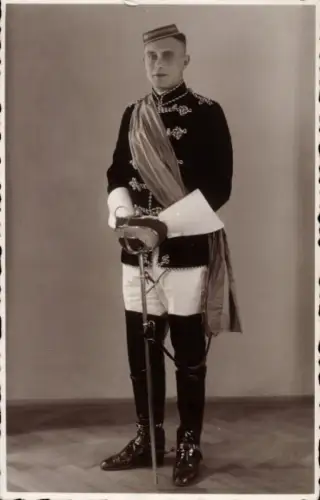 Foto Ak Student in Uniform, Ganzkörperportrait mit Degen