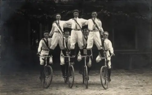 Ak Portrait der Fahrrad Artisten Gruppe