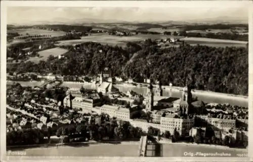 Ak Passau in Niederbayern, Fliegeraufnahme von  Stadtansicht, Flüsse, Landschaft