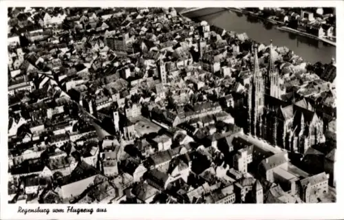 Ak Regensburg an der Donau Oberpfalz, Luftaufnahme von  Stadtansicht,  Gebäude, Fluss