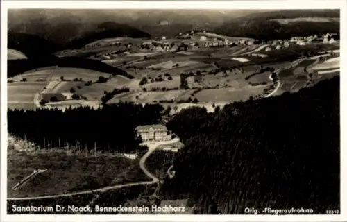 Ak Benneckenstein Oberharz, Luftaufnahme Sanatorium Dr. Noack,  Hochharz, Wald- und Berglandschaf