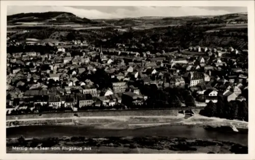 Ak Merzig an der Saar, Luftaufnahme von  Saar, Häuser, Fluss, Landschaft