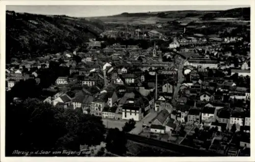 Ak Merzig an der Saar, Luftaufnahme von  schwarz-weiß, Stadtansicht, Industrie im Hintergrund
